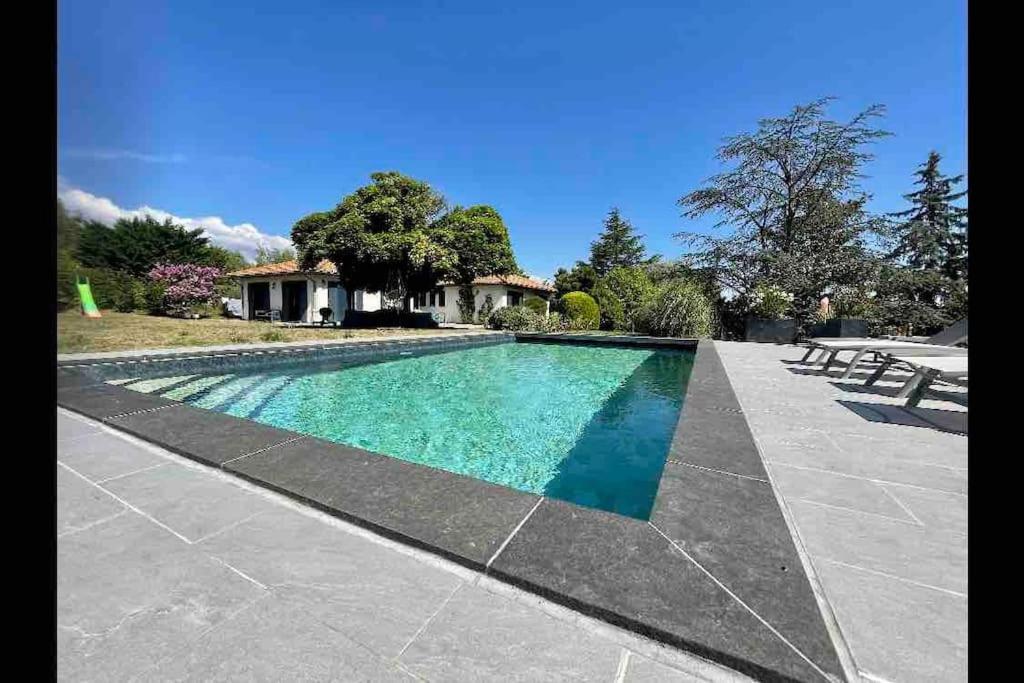 Logements Chaleureux Dans Maison Avec Piscine A 35 Min De Lyon Alix Экстерьер фото