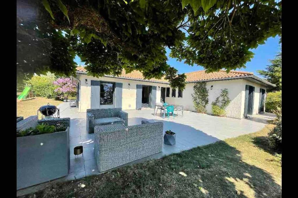 Logements Chaleureux Dans Maison Avec Piscine A 35 Min De Lyon Alix Экстерьер фото